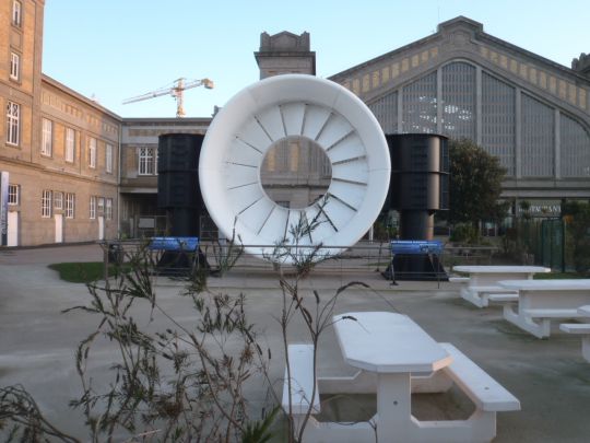 Hydrolienne devant la Cité de la Mer de Cherbourg