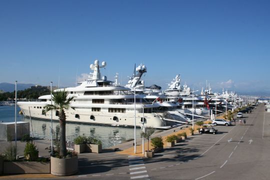 Yachts sur le port d'Antibes