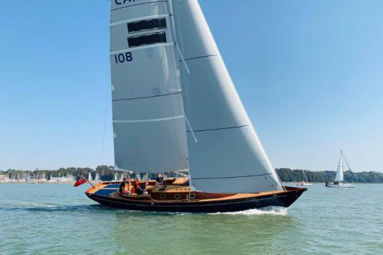 Spirit 44e de Spirit Yachts et sa voile solaire PowerSails