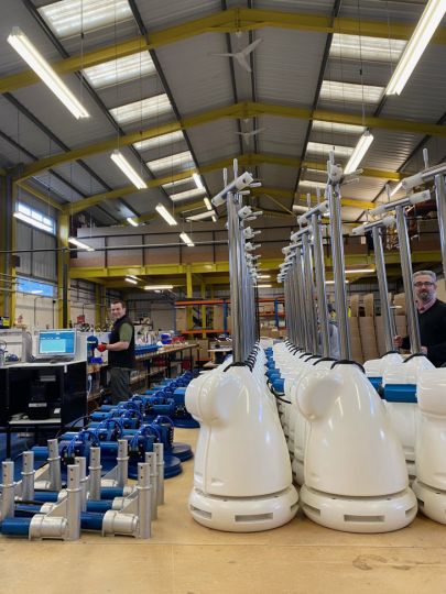 Assemblage des éoliennes marines Rutland dans l'usine britannique de Marlec à Corby