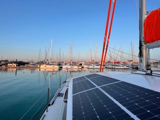 BD Composites travaille sur la post-production de bateaux de série comme ce Neel Trimarans hybride