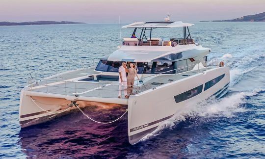 Un catamaran de 67 pieds sur deux est à moteur chez Fountaine Pajot