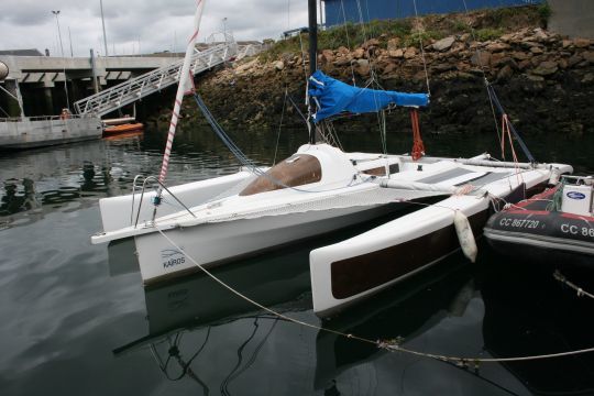 Un des premiers trimarans en lin
