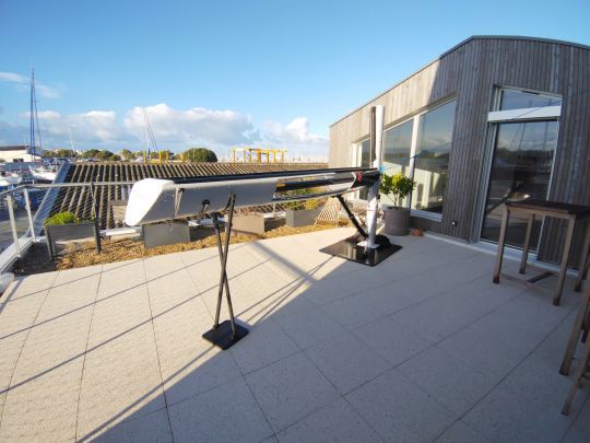 Une terrasse qui sert d'espace d'exposition pour la bôme à enrouleur