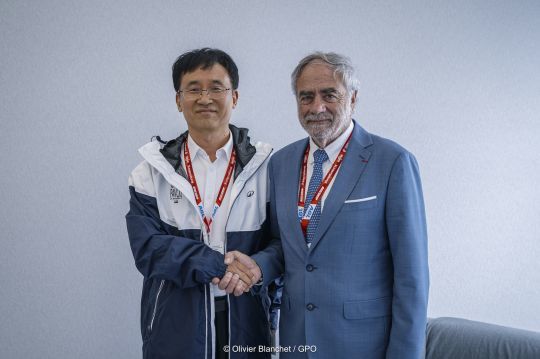 Un accord signé entre Alain Pochon et le représentant de la délégation ©Olivier Blanchet