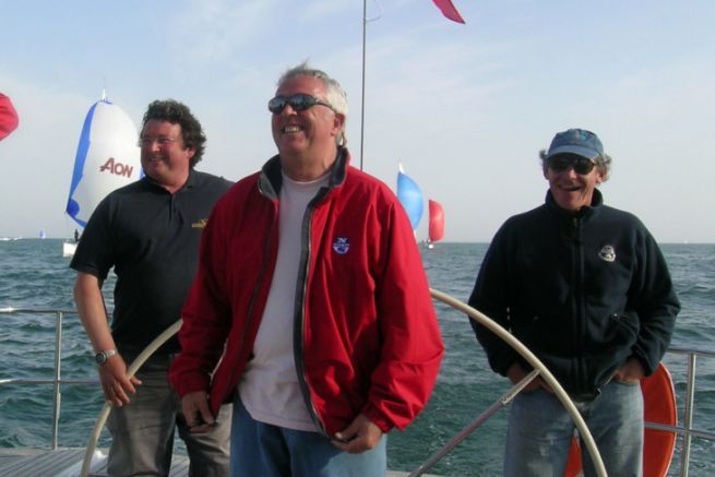 Laurent Tilleau in der Mitte (in Rot), umgeben von Philippe Poupon, Grard Dupuy und Jean-Yves Furic an Bord des Grand Soleil Race 45