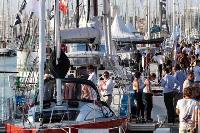 Menschenmenge auf den Pontons der Grand Pavois Bootsmesse