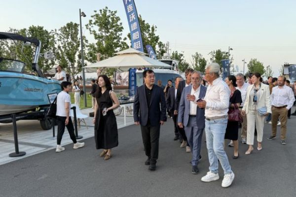 Alain Pochon und die chinesische Delegation bei der Eröffnung der Messe in Qinhuangdao