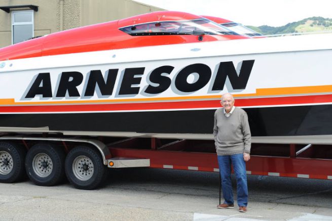 Howard Arneson vor einem Offshore-Rennboot an seinem 96. Geburtstag