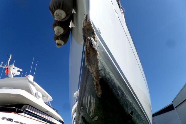 Verlust am Bug eines Segelbootes, der die Durchfahrt eines Schiffsbesichtigers erfordert