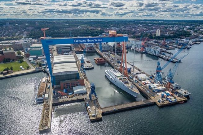 Luftaufnahme einer der Werften in Nobiskrug, mit einer Superyacht bei der Ausstattung