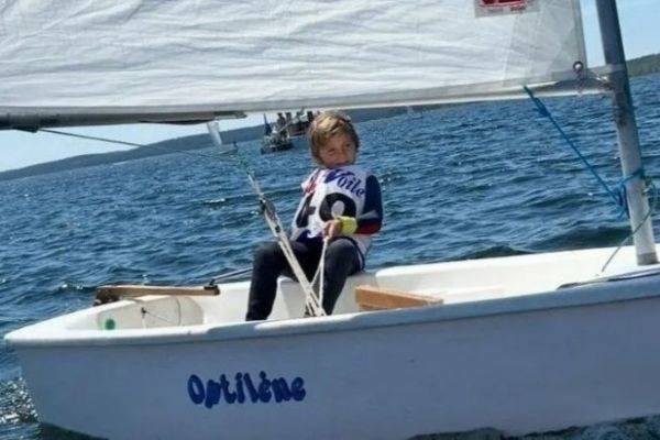 Benjamin Mano am Steuer seines Optimisten