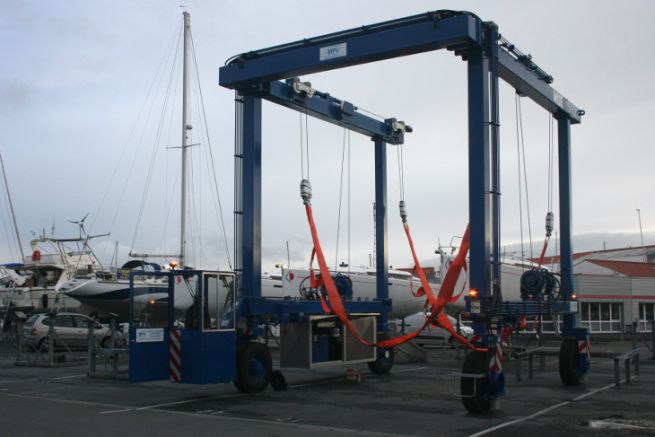 Neuer Bootslift am Port des Minimes in La Rochelle