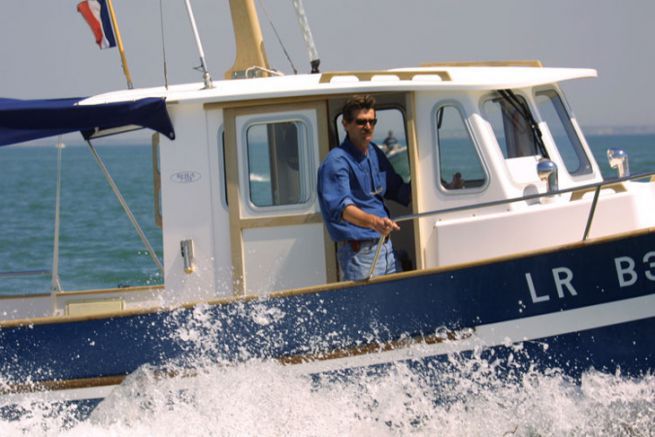 Bertrand Danglade, der Grnder von Rha Marine, an der Spitze eines seiner Boote im Jahr 2001