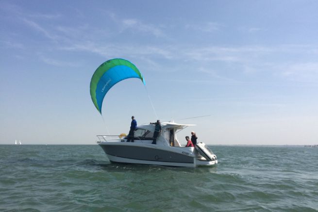 Libertykite kann den Verbrauch eines motorisierten Freizeitbootes reduzieren.