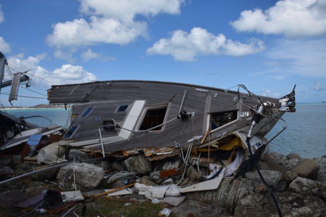 Segelschiff aufgerissen in Saint-Martin nach der Durchfahrt von Zyklonen