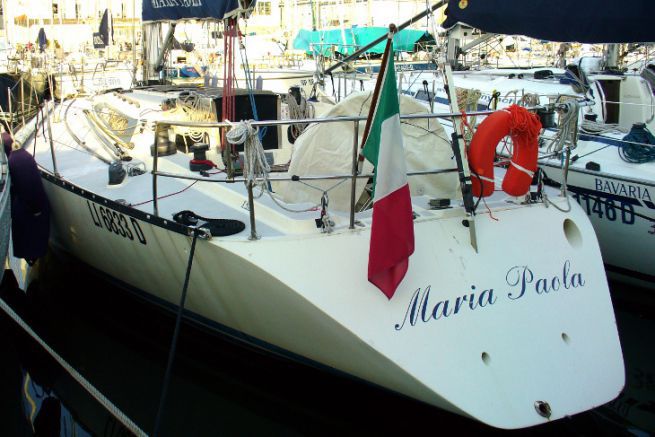 Segelboot unter italienischer Flagge
