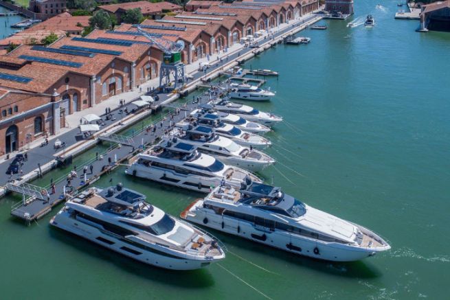 Yachten und Freizeitboote im Herzen des Arsenals von Venedig