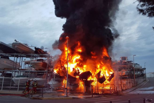Das von Booten zerstrte Feuer im Trockenhafen von Batotel in Marseille