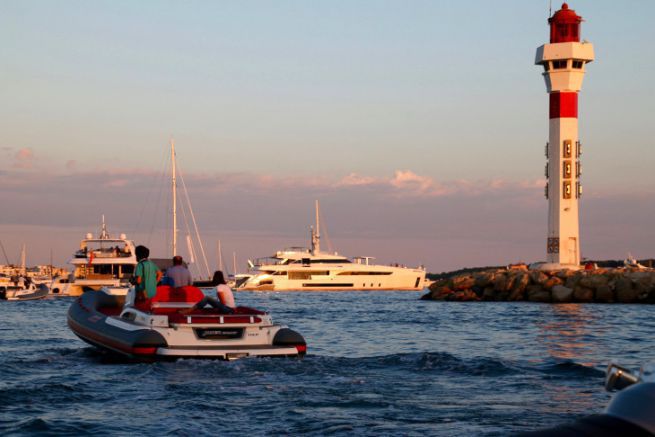 Yachten vor Anker und halbstarr in Cannes