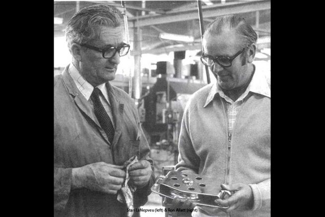 Stan Le Nepveu (links) und Ron Allatt (rechts) diskutieren um eine Edelstahlscheibe herum
