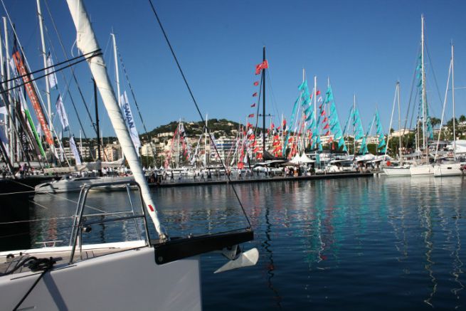 Segelboote lassen sich in Port Canto zum Segelsportfestival von Cannes nieder