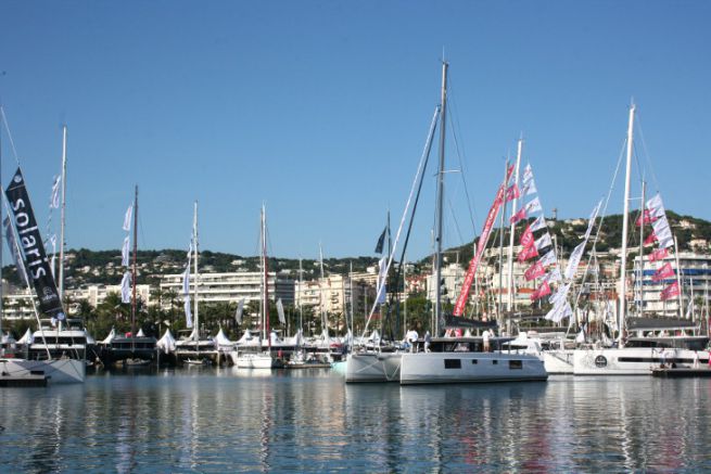 Katamaran auf der Bootsmesse des Cannes Yachting Festival in Cannes