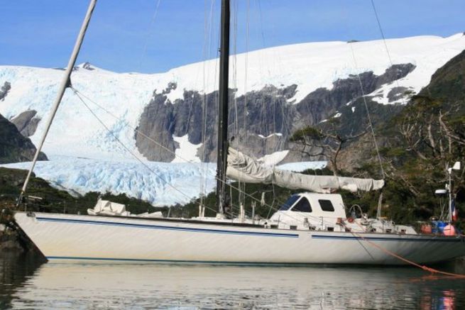 Die Yacht Paradise bei einem Zwischenstopp am Fusse eines Gletschers