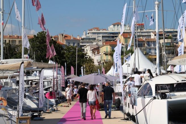 Besucher des Segelsportfestivals von Cannes