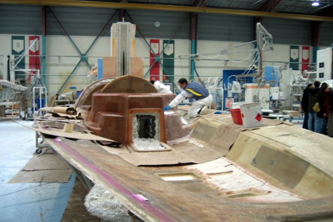 Segelboot-Deck im Bau