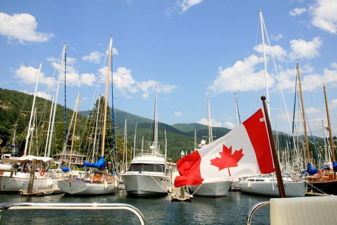 Kanadische Flagge auf einem Sportboot