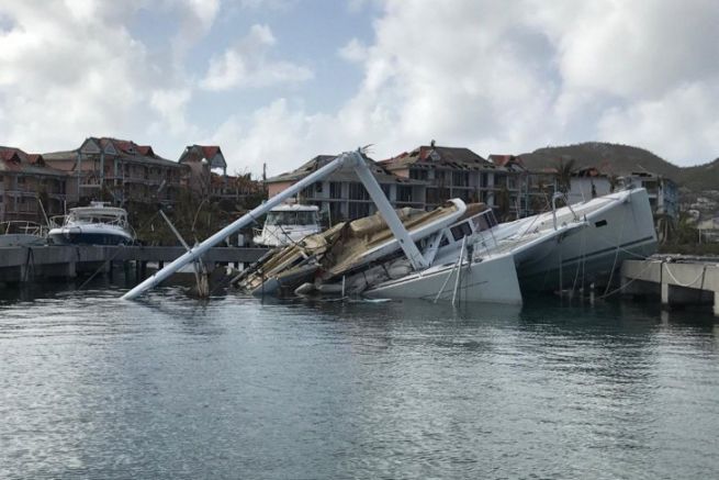 Katamaran im Hafen von Saint-Martin nach dem Durchzug des Hurrikans Irma gesunken