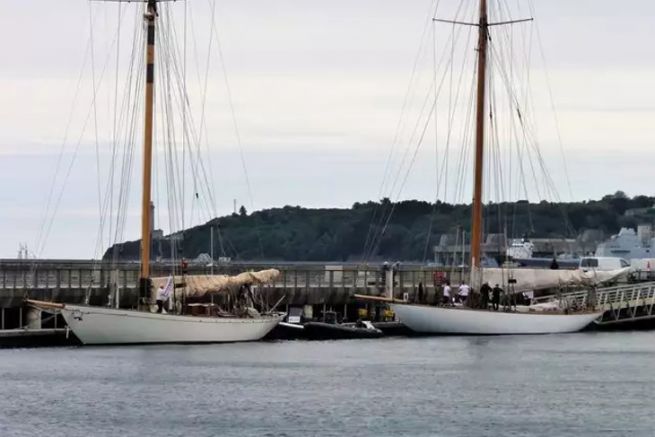 Die Segelschiffe Mariquita und Moonbeam IV, entworfen von William Fife, liegen in Brest vor Anker