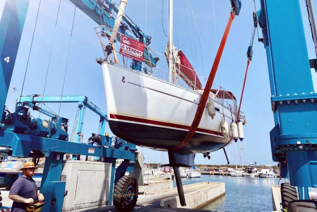 Stapellauf eines gebrauchten Segelbootes, das von Cap Ocean verkauft wird