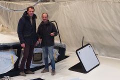 Marc Guillemot und Arnaud Leblais an Bord der im Bau befindlichen MG5