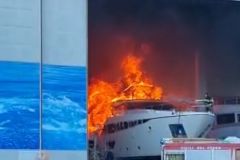 Brennende Yacht bei Ferretti