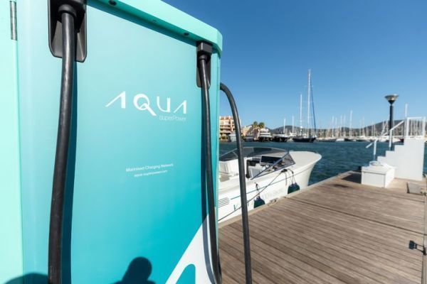 Aqua superPower: Die Erfahrung des elektrischen Aufladens auf das Boot bertragen