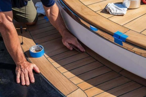 Ein Teakdeck pflegen, renovieren und sch�tzen: die professionellen L�sungen von Teakdecking Systems