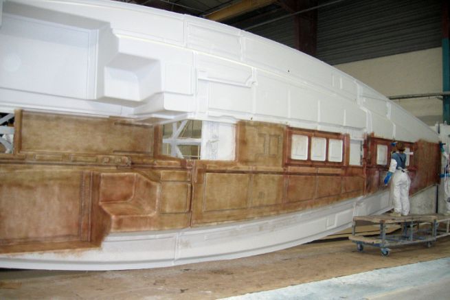 Segelboot-Produktion in einer Fabrik von Bnteau