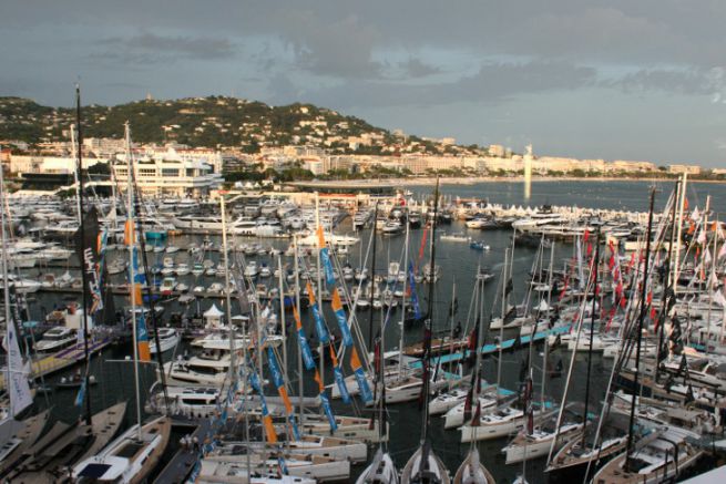 Hilfe beim Segeln und bei Bootsschauen im Sturm... (Blick auf das Segelsportfestival von Cannes)