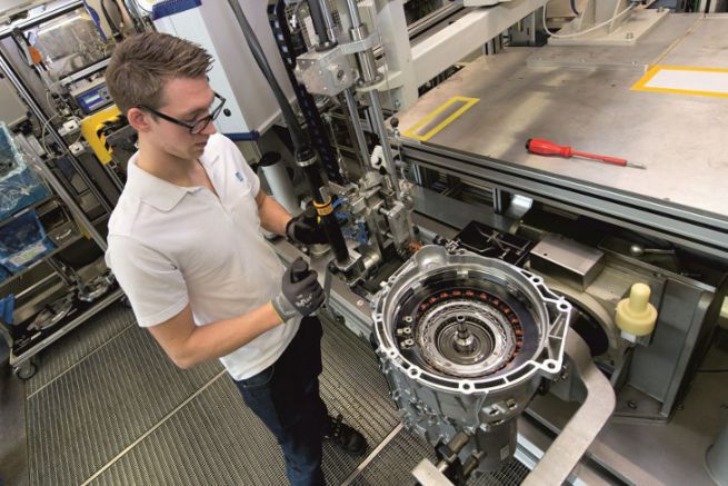 Getriebemontage Hybridmotor bei ZF