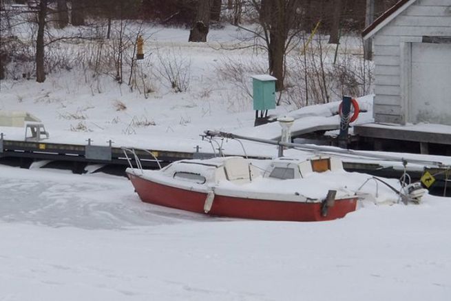 Segelboot unter dem Schnee