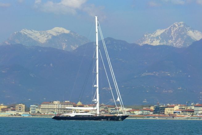 Segelboot Perini Navi vor Viareggio