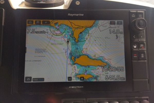 Hallberg-Rassy standardisiert seine Elektronik auf Raymarine