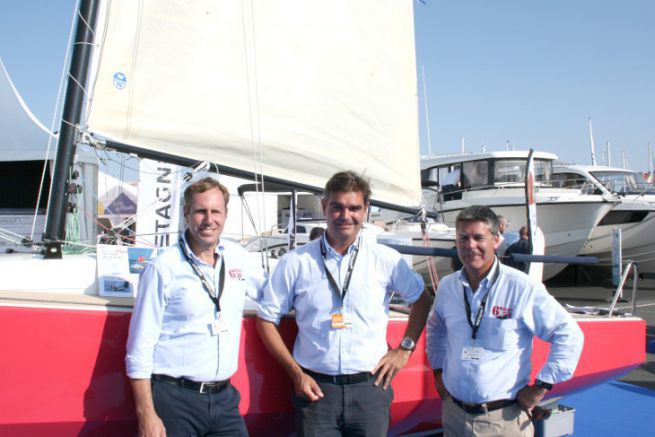 Christophe Chancerelle (Mitte) und das Marine Composite Vertriebsteam vor dem Bihan 6,50