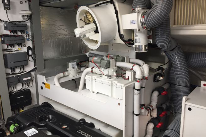 Artikel lesen Maschinenraum eines motorisierten Sportbootes