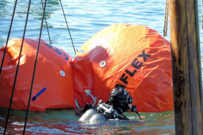 Wrackwiederaufschwimmbetrieb mit Auftriebsschirmen